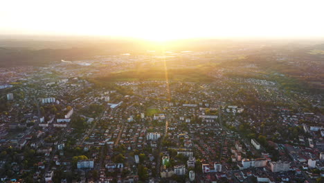 Wohngebiet-Sonnenuntergang-über-Der-Stadt-Pau-Frankreich-Grüne-Gärten-Häuser